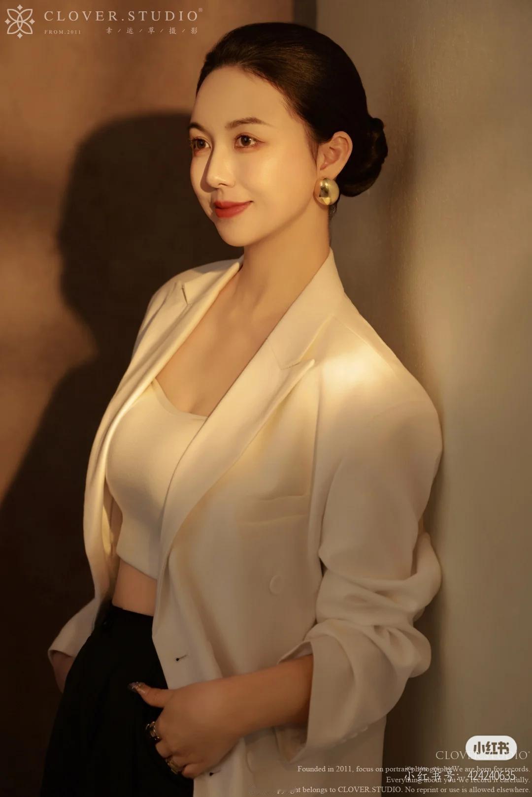 优雅与性感，你会怎么选美女穿搭写真