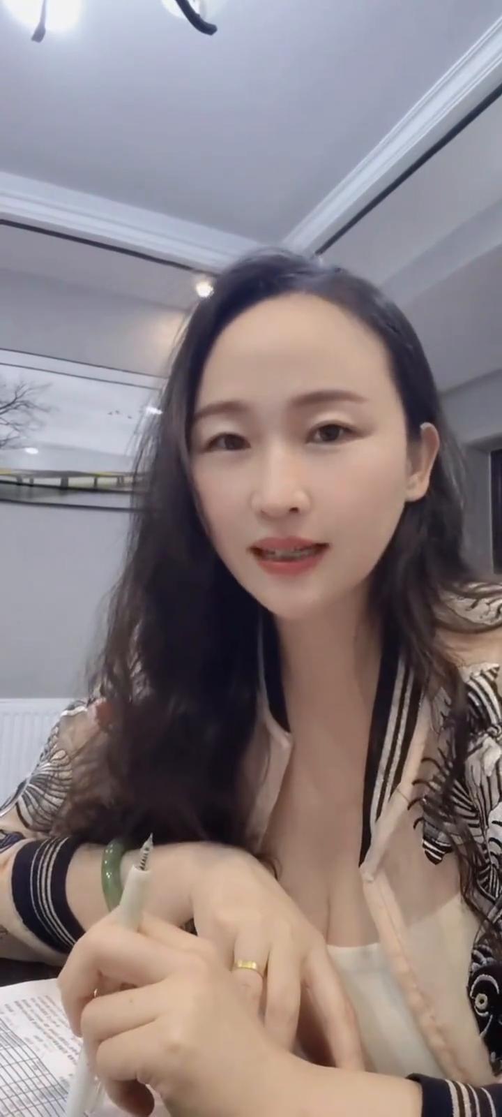 今天坐在这想一个问题，上周我绿了四天，周五的时候红了一天，我又突然觉得我行了，像