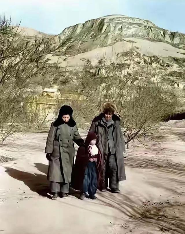 毛主席和进京“赶考”的一家人！
经过几十年艰苦卓绝的斗争，毛主席领导的中国人民解