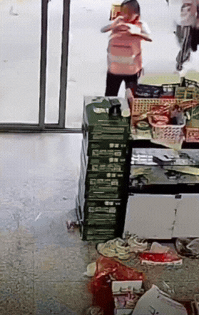 究竟是什么原因，才能让两个刚上小学的女学生冒险去商店偷东西？

进店前，带头的女