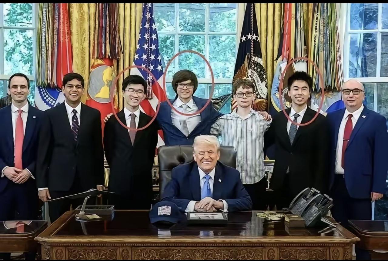 美国总统特朗普9月25号晚在他的办公室，很高兴、很自豪的接见了美国青少年奥林匹克