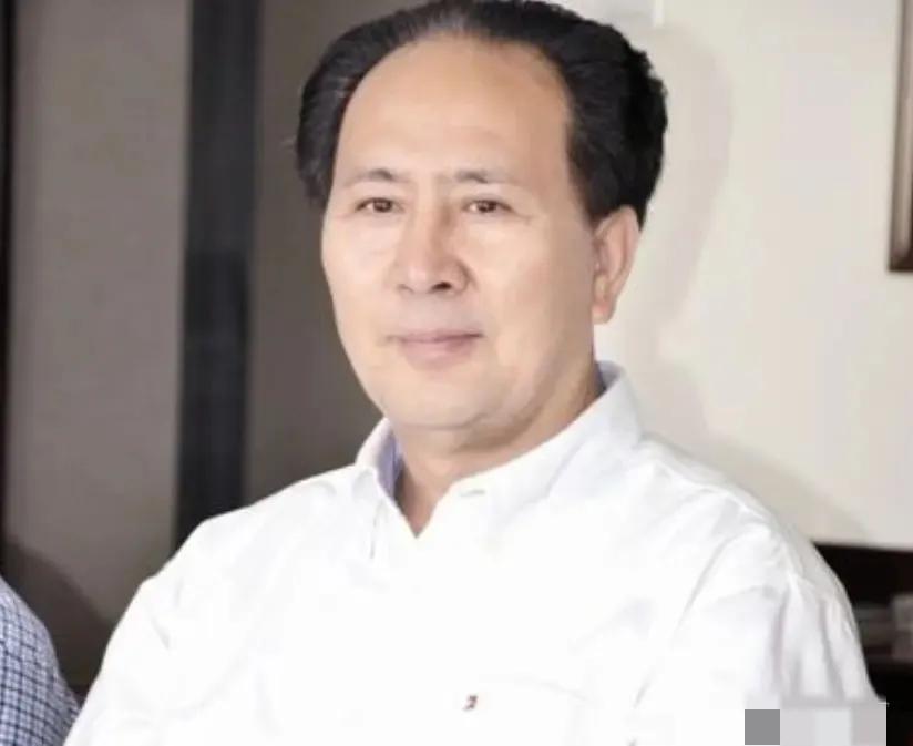 “您长得真像毛主席”！1994年，河南法官许国寅有一次坐出租车，司机一回头，看到
