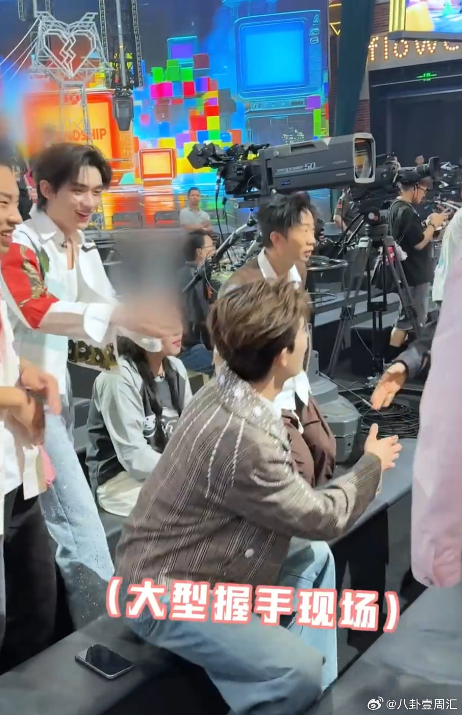 汪苏泷容祖儿徐佳莹ie分明汪苏泷的 i 人属性也太明显了吧！握手都要先伸手试探，