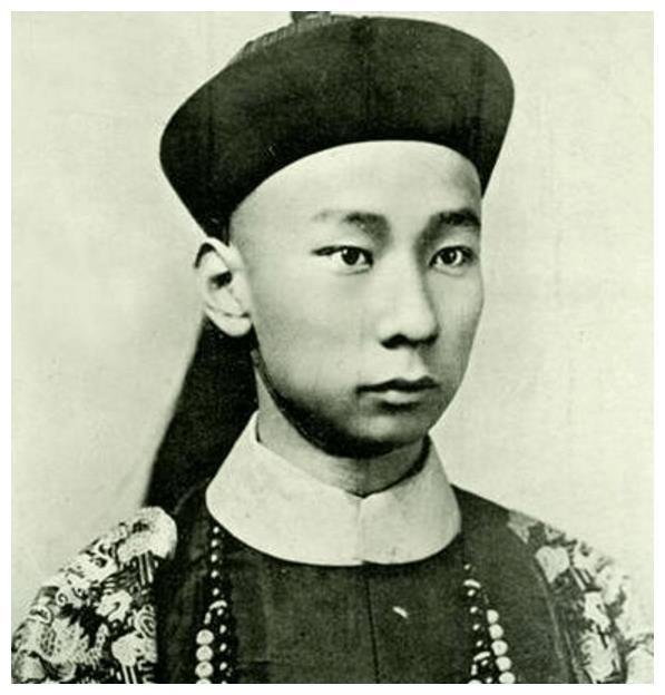 1890年，科尔沁草原，一个二十出头的年轻人倒在了祖父僧格林沁的墓旁。不是战死，