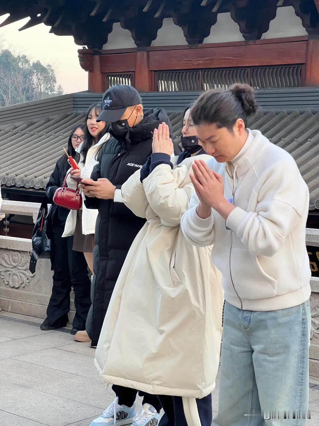 山东男人果然都疼媳妇，新年第一天黄子韬徐艺洋去径山寺祈福，两个人戴着情侣口罩，黄