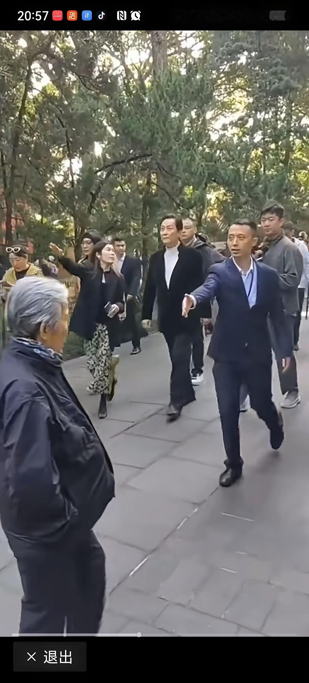 唐国强，真有派！
​唐国强到成都参加活动，随行人员虽然嘴上说着不好意思，但仍然把