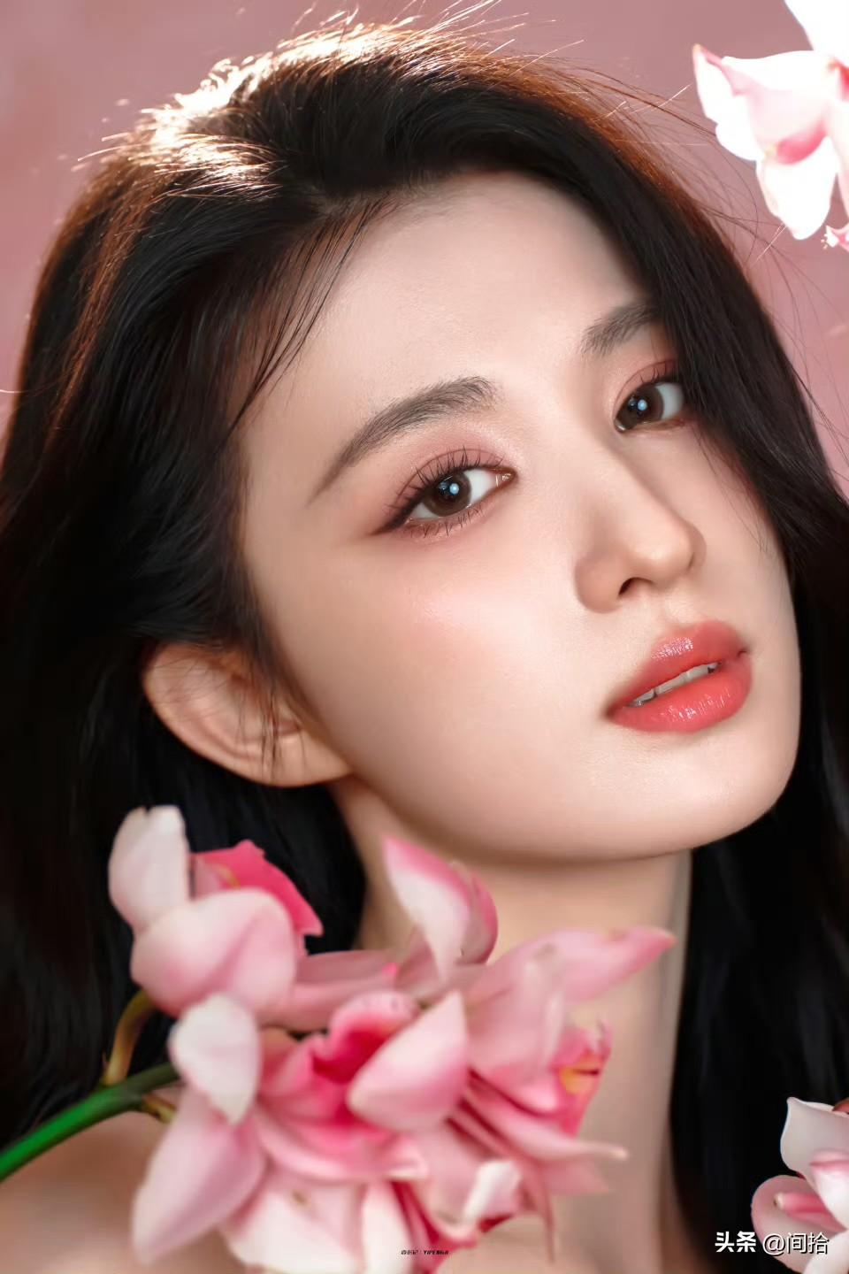 王楚然真不愧是温柔粉嫩的代名词！在迪奥苏州活动上，她身着花卉元素浪漫裙装亮相，简