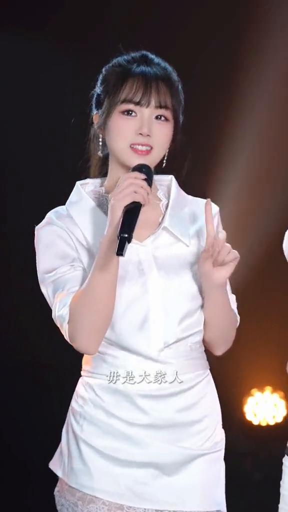 《青青河边草》+《富贵梦》。
青青河边草，悠悠天不老。野火烧不尽，风雨吹不倒。富