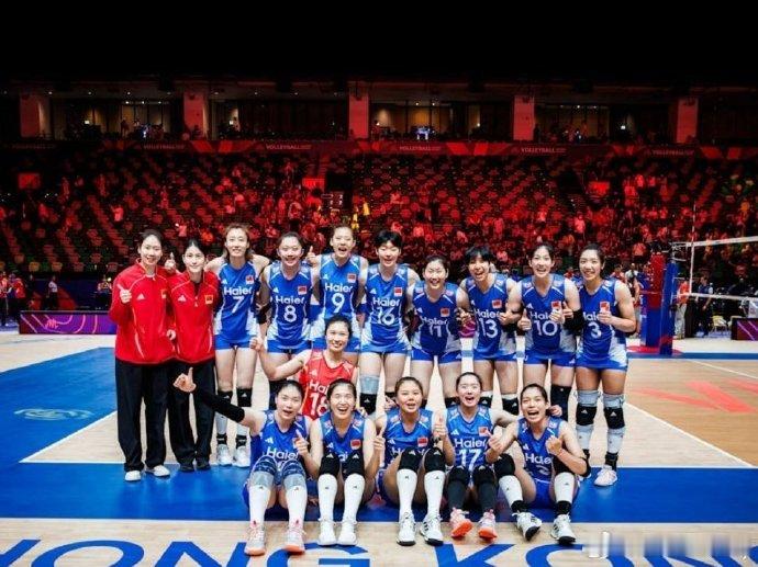 抓紧时间吃饭，待会一起为中国女排加油！中国女排vs土耳其女排2026年世界女排联