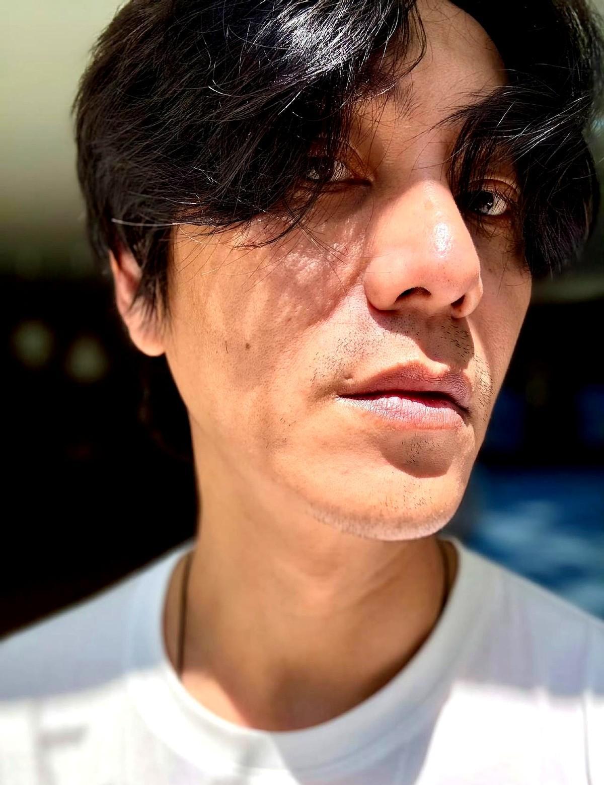 陈坤不抹粉了。
光头那年，人骂他疯了。
现在他脸上的皱纹，比代言合同还多。
他不