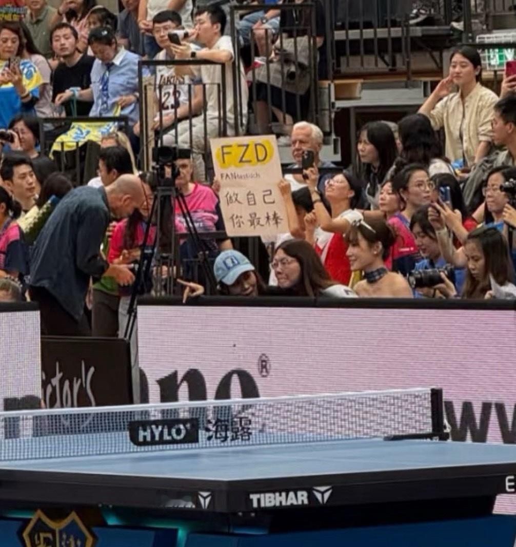 球迷们充满爱意的手写应援不分性别年龄国籍都爱着樊振东