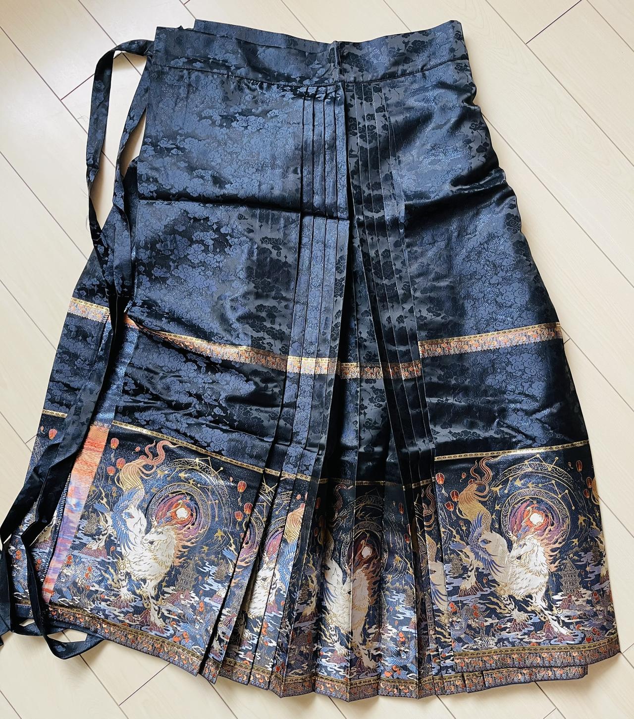 给小宝买的马面裙，超级好。小宝自己挑的颜色纹饰。汉服 
第一次买汉服，也不知道怎