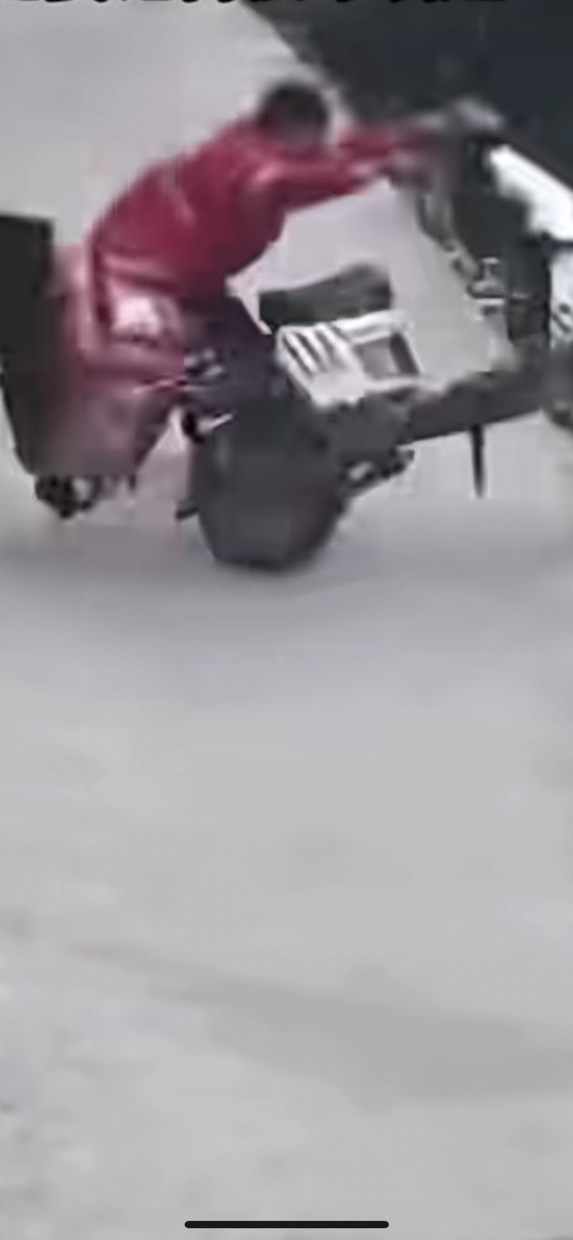 2月26日广东，外卖小哥准备送餐车钥匙没拔，第一次车摔倒小哥准备扶起，没想到车子