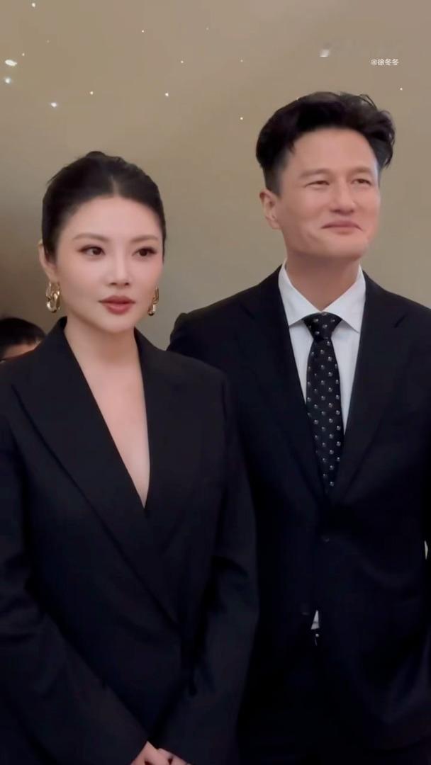 徐冬冬自曝头围徐冬冬真的活得通透又直白，大方自曝头围数据，坦然接纳自己的五官轮廓