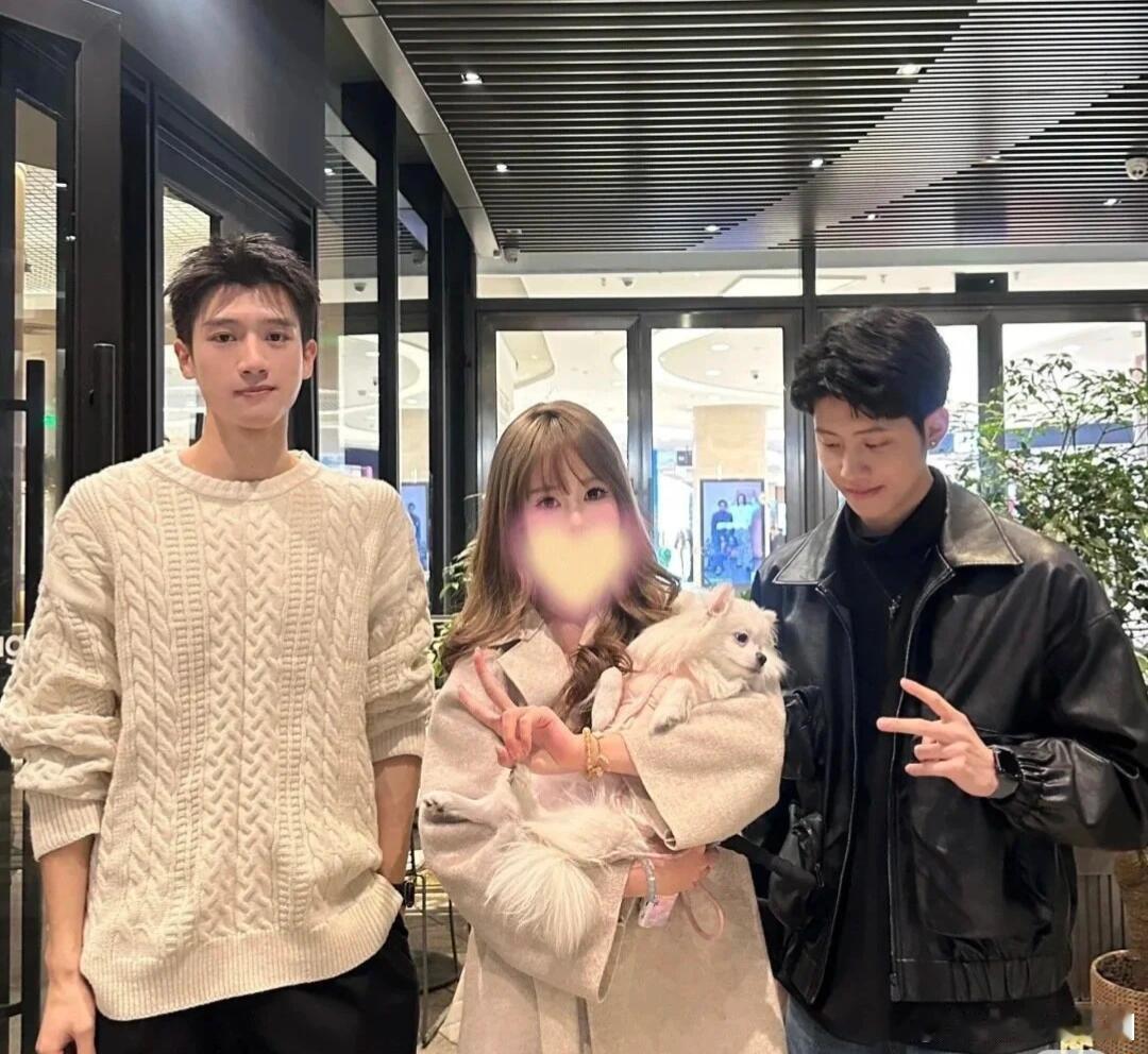 心动的信号[超话]   帅到能直接打包去偶像剧的程度🥹为什么从小到大我们班都没