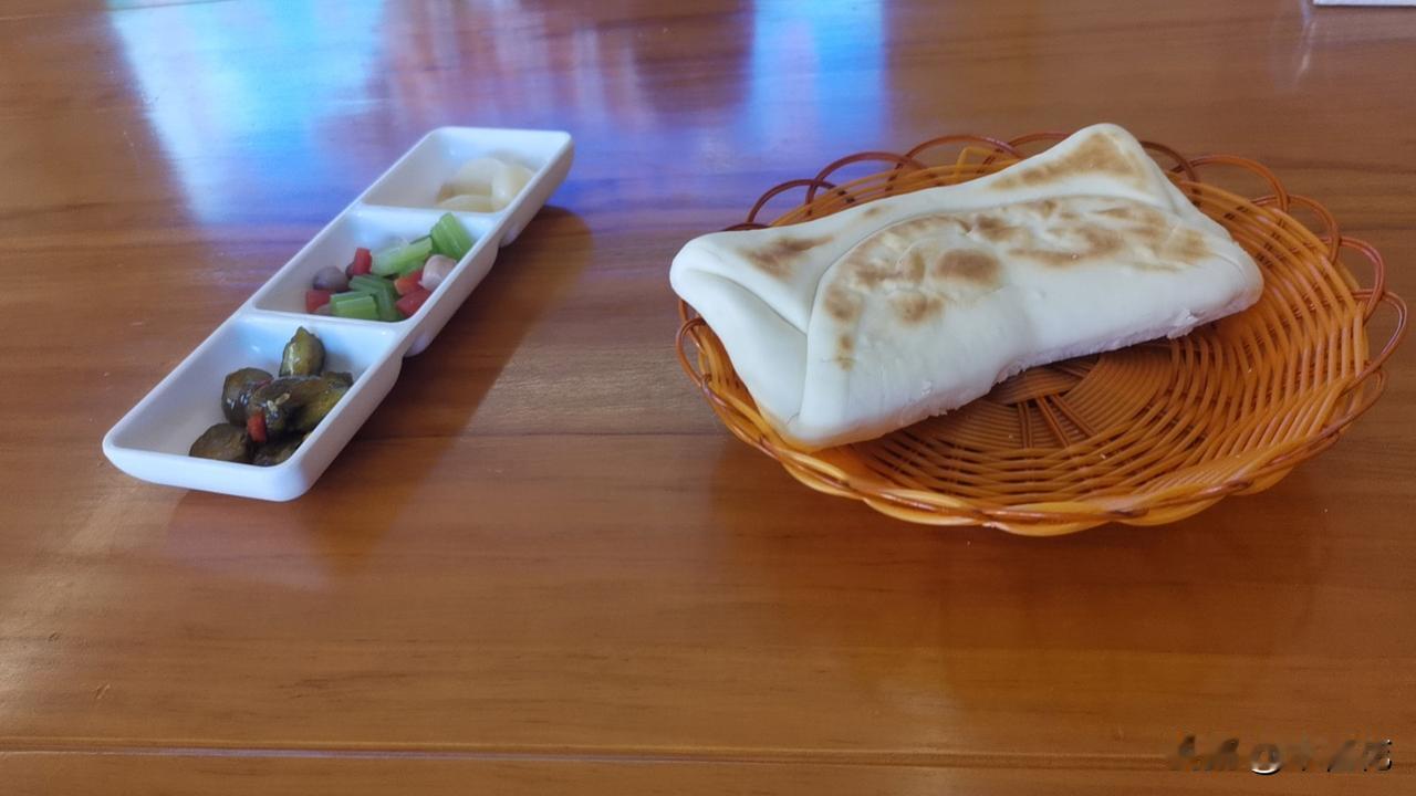 在外地工作成家立业的堂哥这次回来看望年迈的父母，他邀请几个堂弟兄坐在一起聚了一下