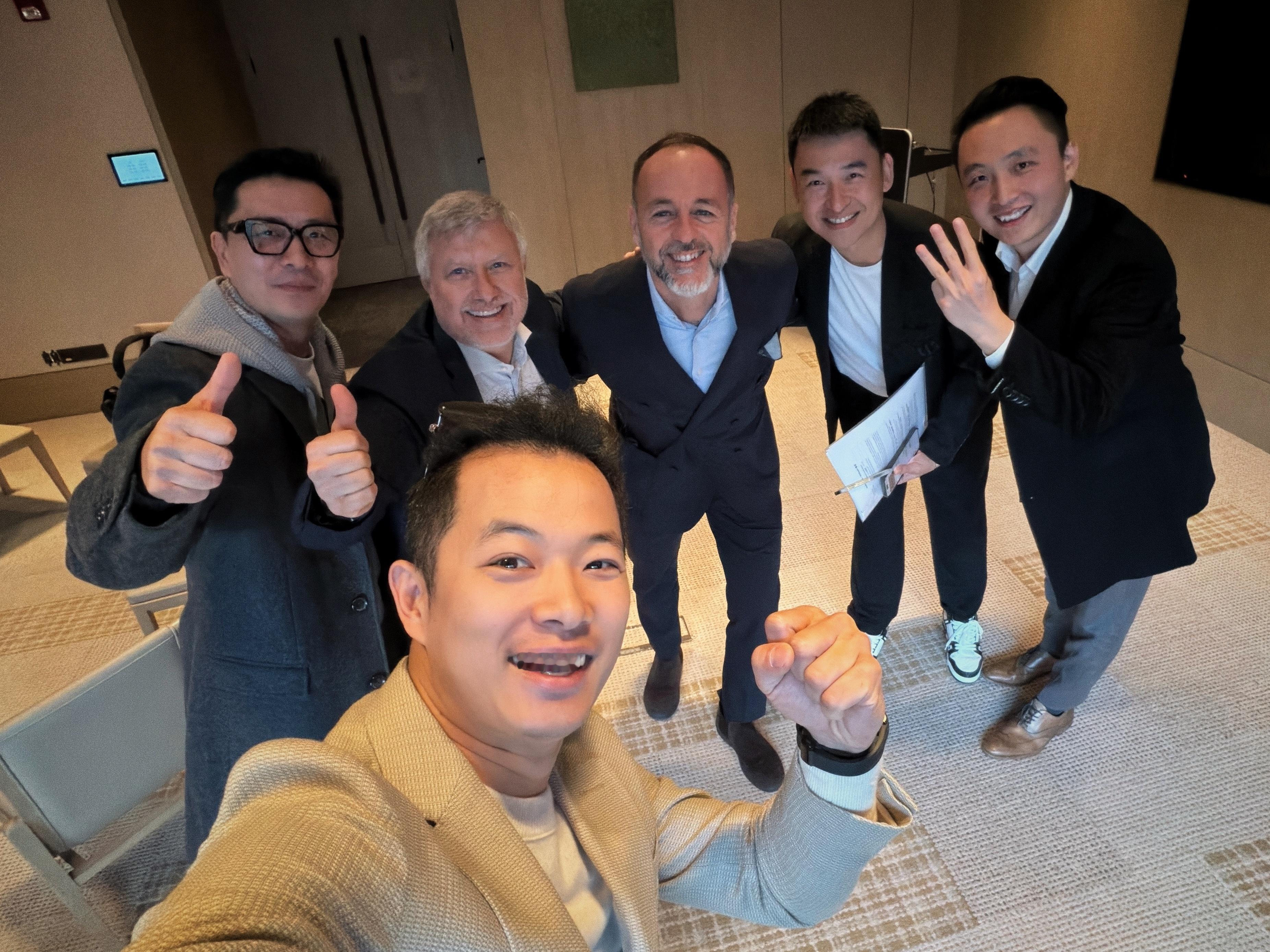 中午还在上海开会，下午已经回公司审完两个片子，在去另一场应酬的路上了 欣哲频道冠