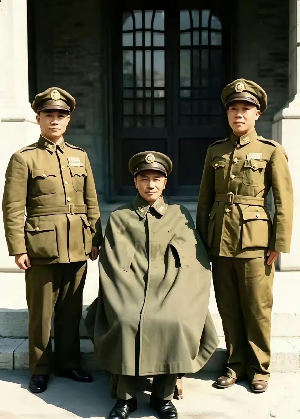 1947年，蒋介石视察济南防务时和陈诚（左），贺执圭（右）拍下的一张合影。

1