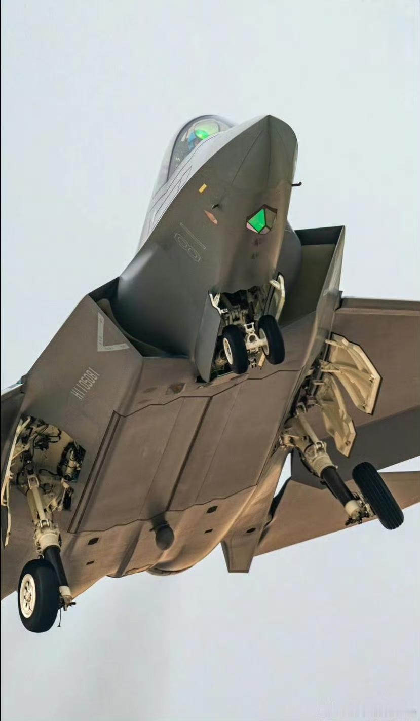 这个视角的歼-35战机你可能没见过
弹仓还是有那么大（没有侧弹仓）