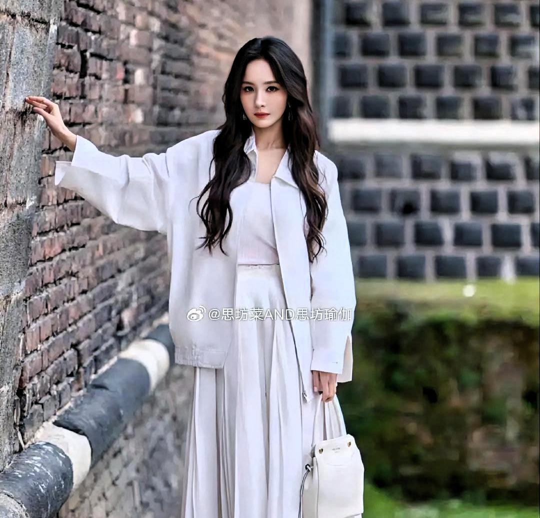 杨幂新商务突然官宣，网友直呼：这下稳了！
 
不少人还在猜她下一波资源会偏向哪类