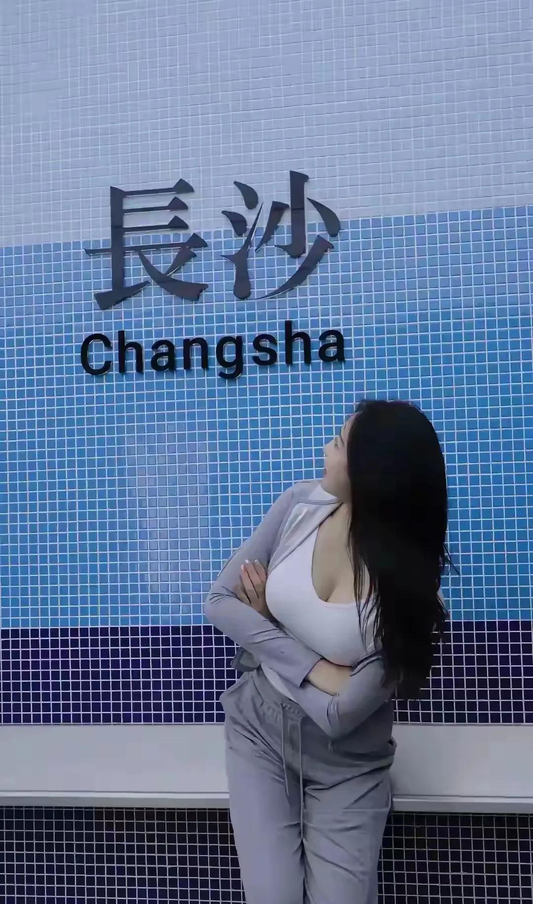 这个身材高挑的美女，天天说要带她去拍照，真正拍了，就给放一张不露正脸的。不难看出