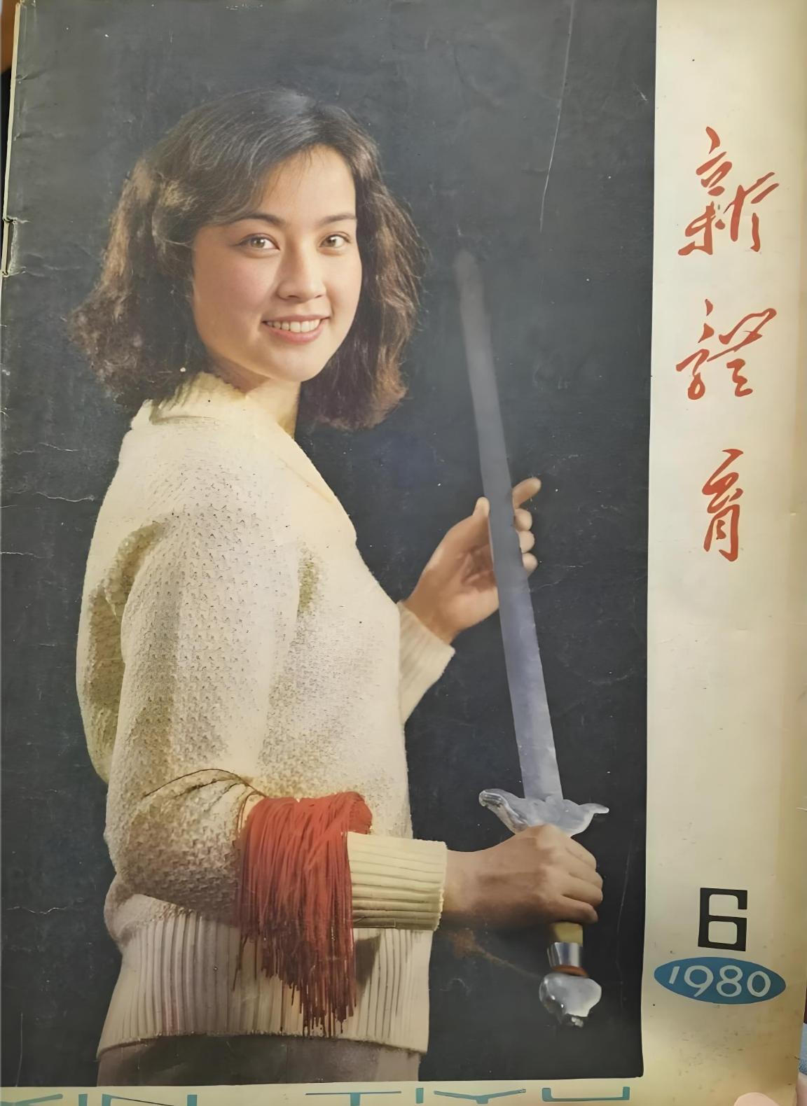 刘晓庆为何登上《新体育》封面
 
昨天发了一篇排球明星周晓兰登上《大众电影》封面