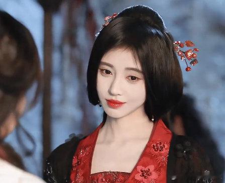 鞠婧祎第一个用锤子当武器的女主鞠婧祎抡大锤 ​《来战》里的锤子女主设定，简直是为