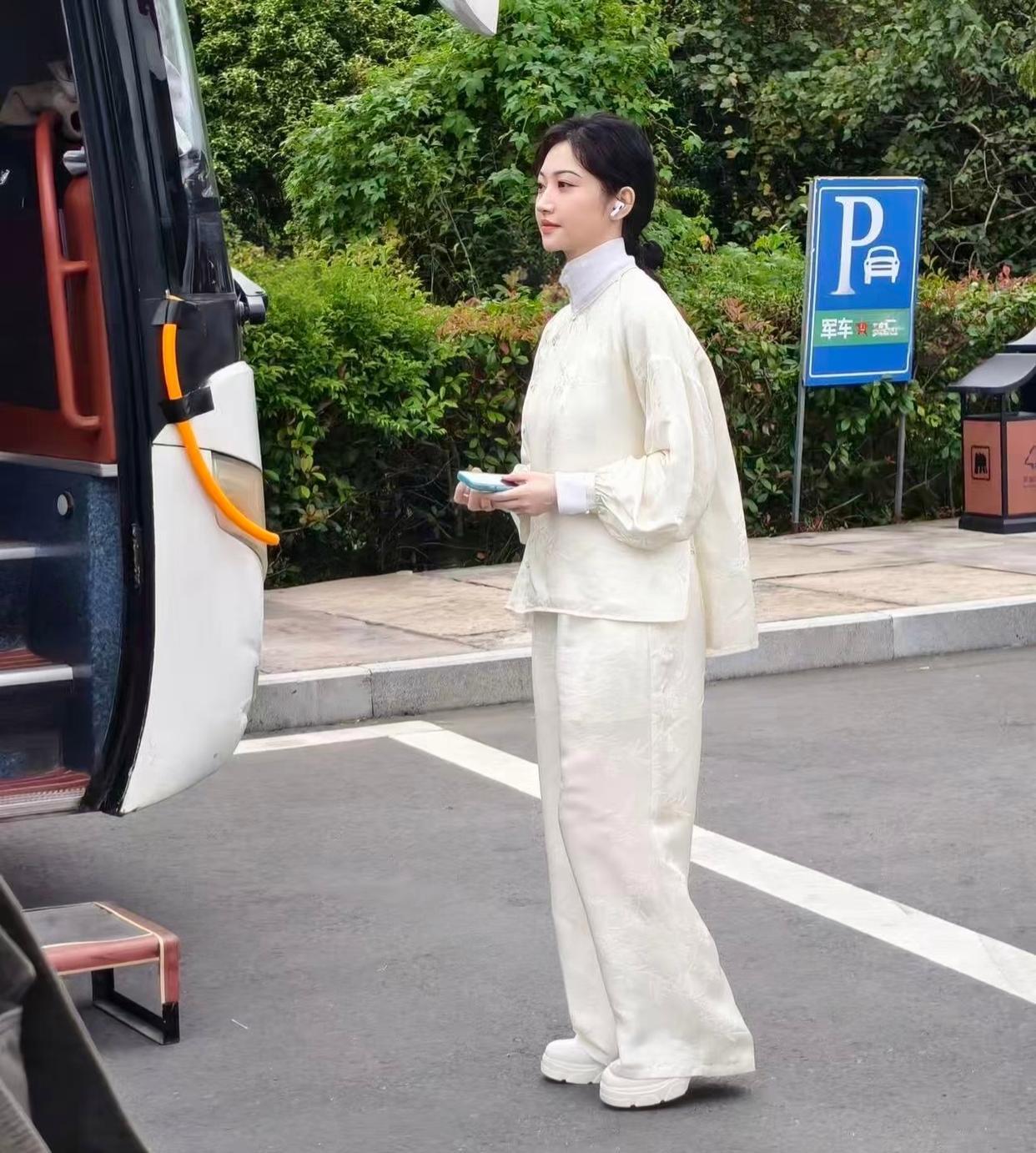 景甜的美貌被低估了，本人白白嫩嫩太漂亮了，圆脸大眼睛特别甜美，又苗条又年轻 很难