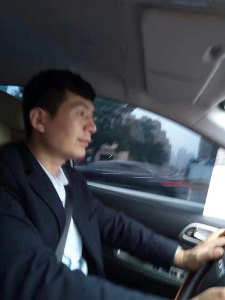 中年男人的方向盘，藏着最真实的生活答案
 
街头巷尾总见中年男人出行必开车，这并