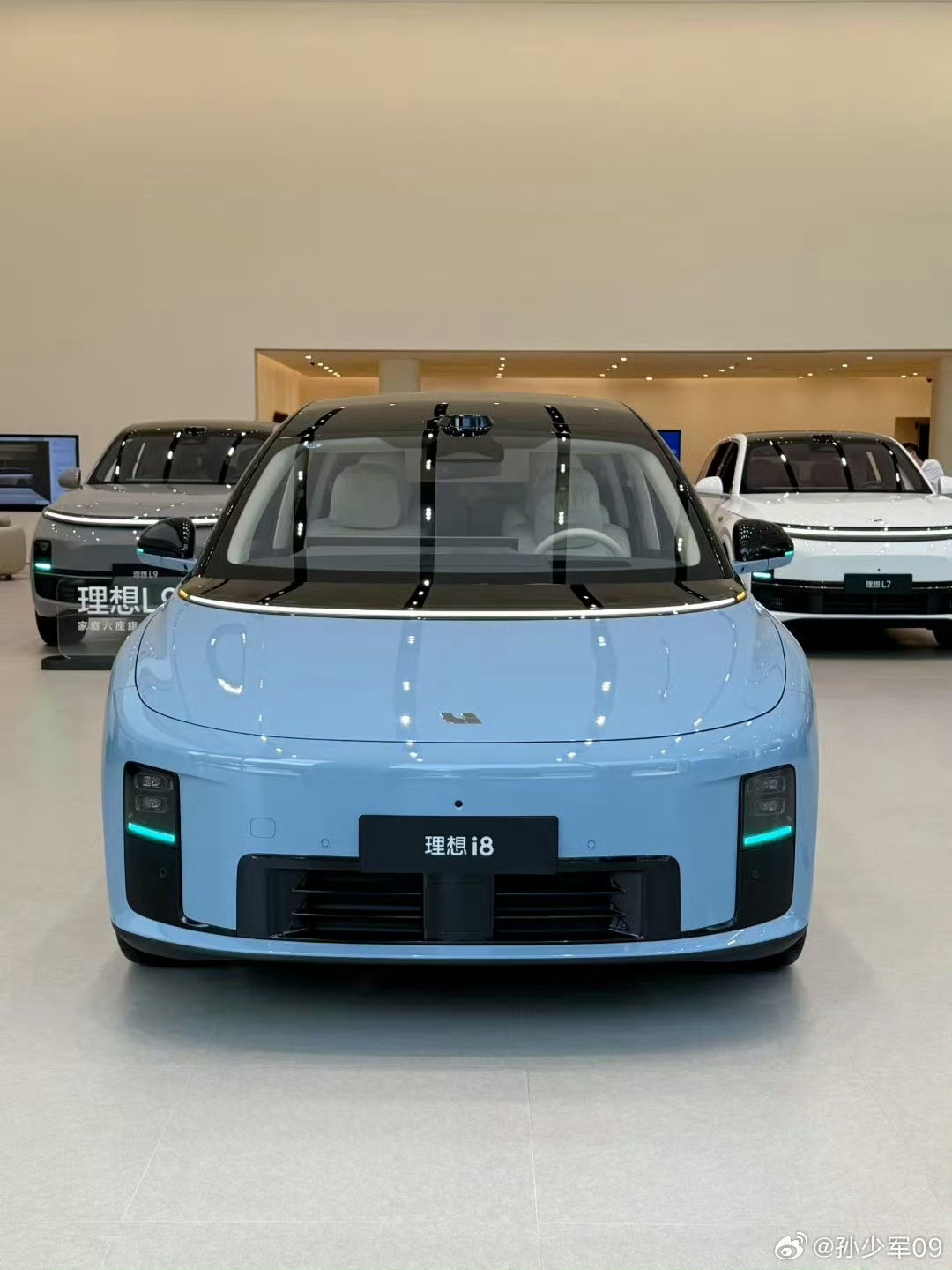 i8这个蓝色是致敬了one的Baby Blue嘛今天还在想呢，理想one都爷爷辈
