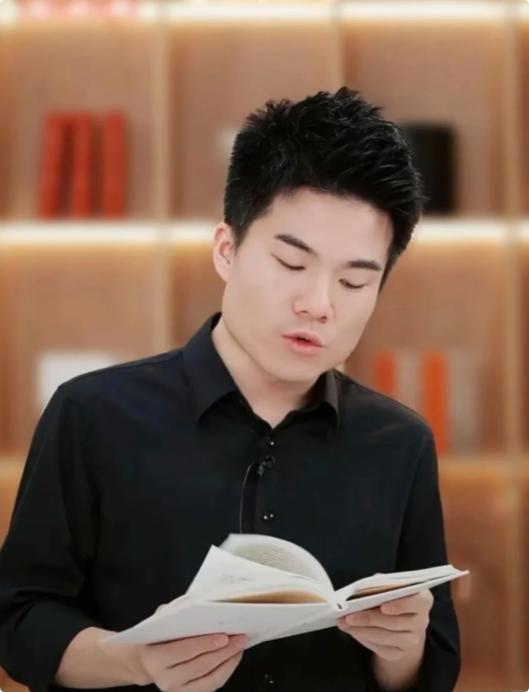 董宇辉说：
“没有人主动联系你，
说明你在别人的眼里当下没有价值，
有些人和你越