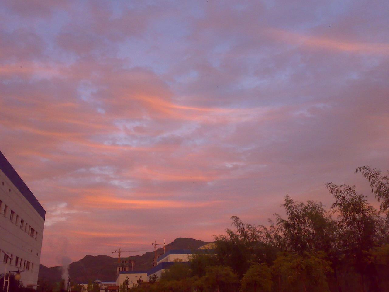 中东各国都开始摆开阵势了，美国开始在约旦布防了，准备防御伊朗反击以色列的导弹！俄