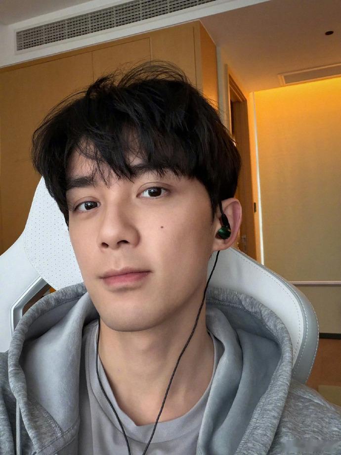 吴磊打游戏爽到了 吴磊打游戏那叫一个带劲！冷脸萌戳中我心窝，大获全胜后在线求夸的