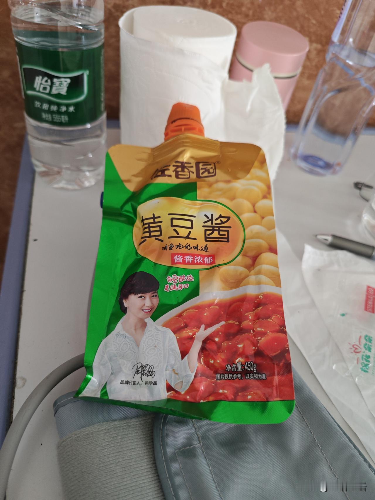 上次买的佐香园黄豆酱，闫学晶还笑嘻嘻的在外包装上。
穿着一件白衬衫儿，左手手心儿