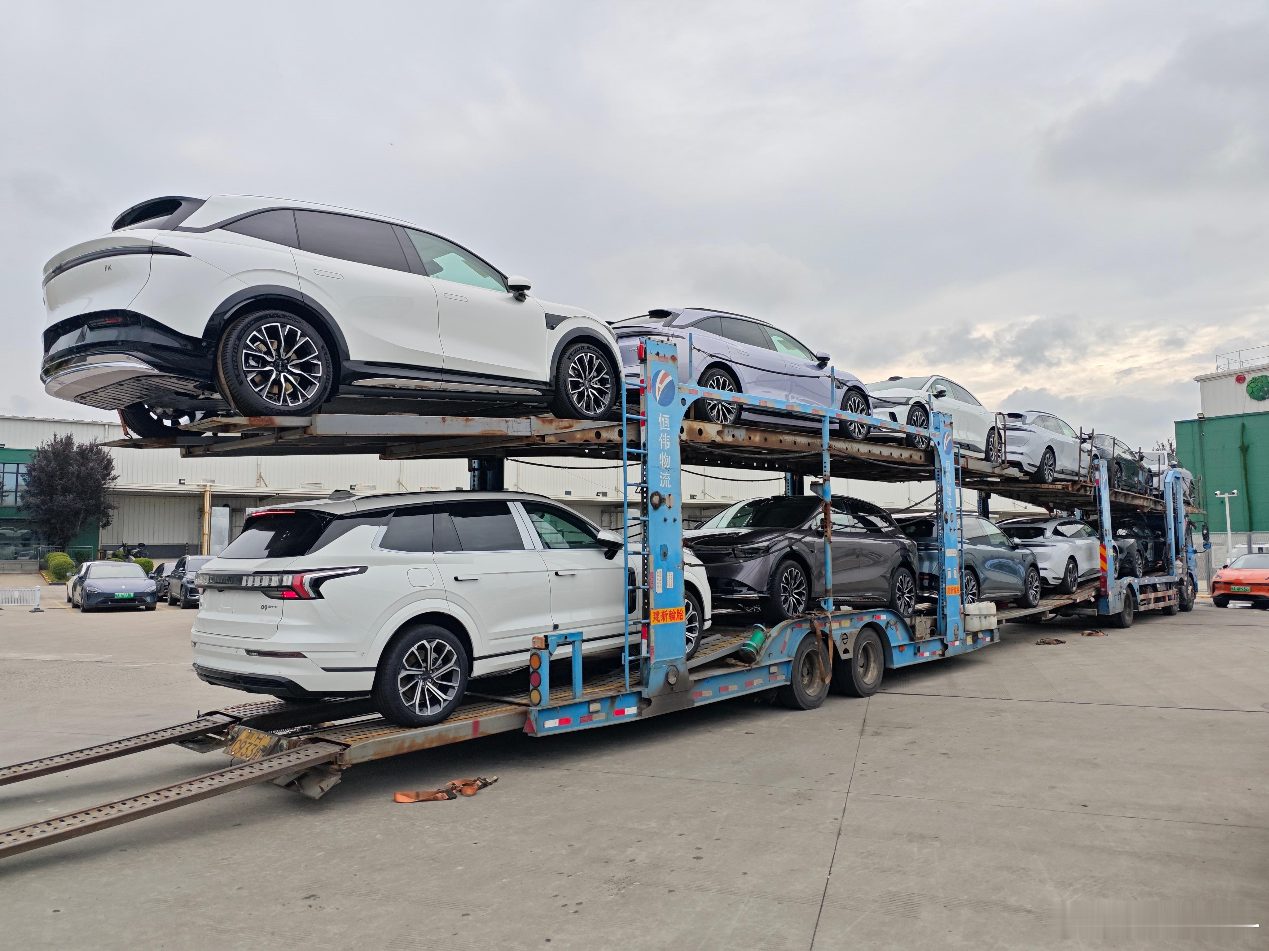 路过普洛斯，看到宁波梅山土特产到货，1台09，8台007GT，3台7X。发现两台