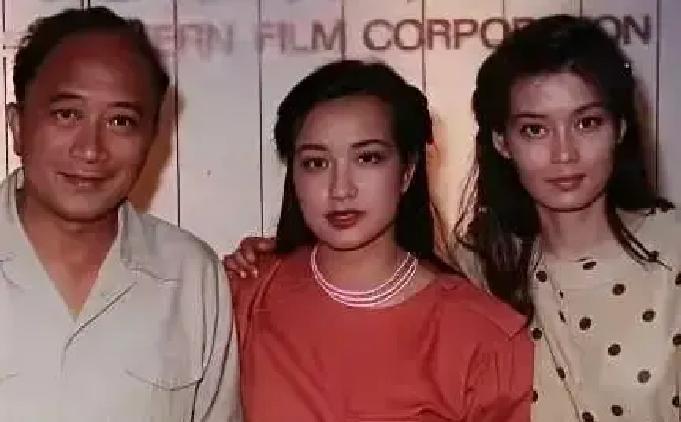 70岁的刘晓庆在飞机经济舱吃泡面跨年，这画面太有冲击力了。
想当年，她可是坐拥2