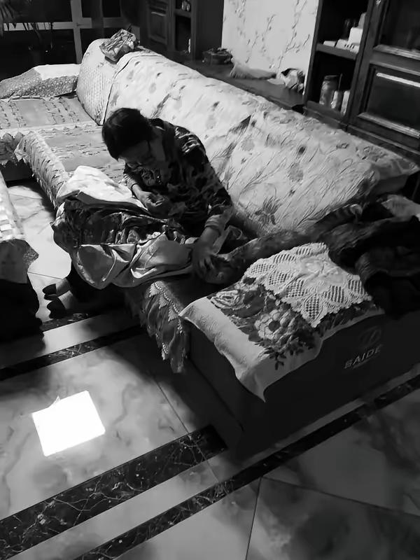 母亲被两个哥哥家都赶出来，来我家时带了70万存款，我和妻子的做法让她泪目
 
那