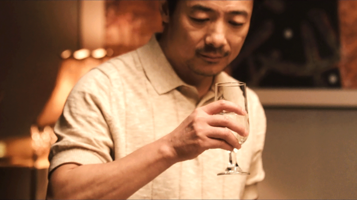 祖峰切回谍战钮祜禄大号了 看祖峰演戏最舒服的一点是，你永远猜不到他下一步要干嘛，