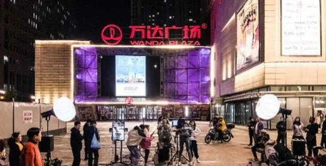 王健林卖掉10座万达广场，却让人肃然起敬。要知道，老王面对巨额债务，既没有跑路，