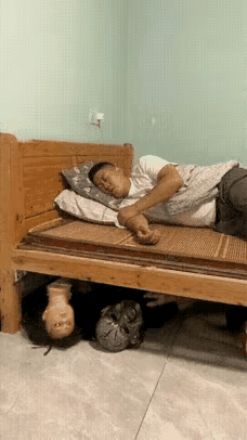 这样的玩笑千万开不得，真的会吓死人[震惊]
床前两只女鬼毫无惧色，背后偷袭才是致