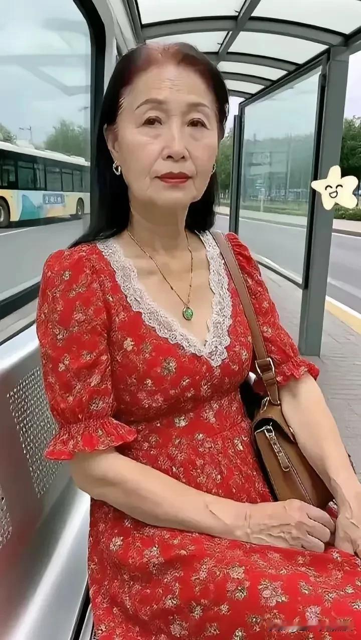 这位阿姨70多岁了，

五官很漂亮眉毛修的很好看，

大眼睛，双眼皮，

可以看