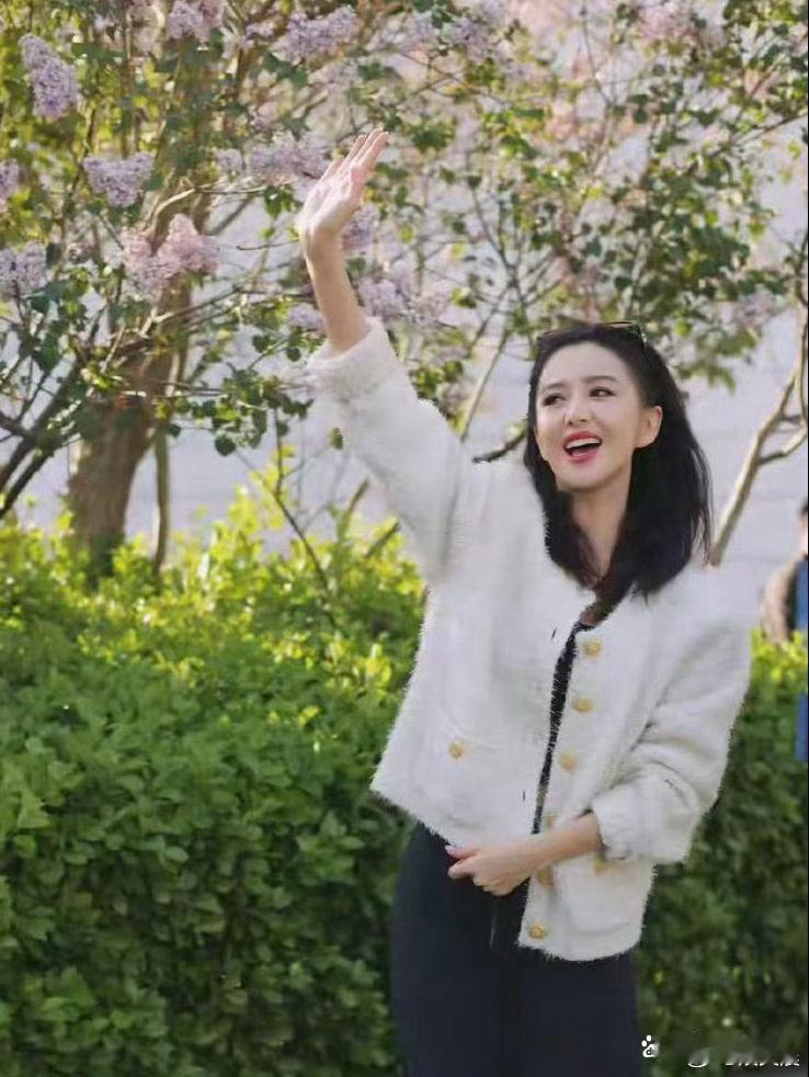 佟丽娅下班路透氛围感爆棚，一袭白色小香风温柔氛围感拉满，眉眼气质温润亮眼，42岁