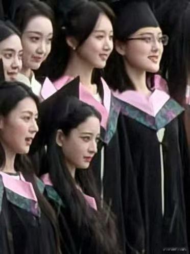 杨舒伊中戏毕业新冯女郎杨舒伊是中戏校花中戏优秀毕业生杨舒伊新晋冯女郎，校花颜值加