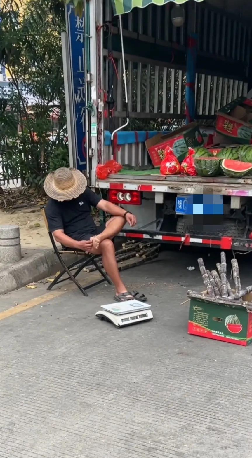 又到了吃甘蔗的时候，街边卖甘蔗的人不少，他们服务热情，一般都会主动帮你把甘蔗削皮