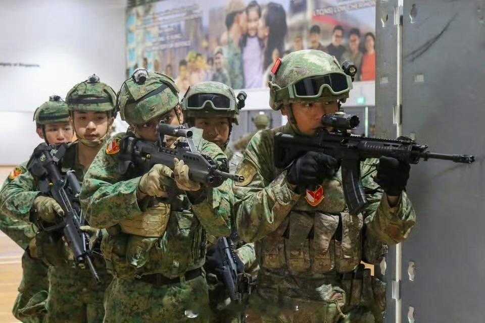 虽然姿势不一样，但无托用起来是不是需要射手明显缩脖子？毕竟需要抱着打