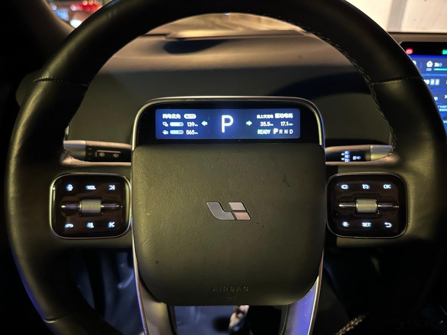 明天要赶两个拍摄任务，只能等到七点半换台双号车回家……然后明晚又要等七点半才能把