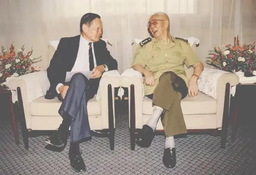这是1997年8月，81岁的军委副主席刘华清上将和75岁杨振宁先生在一起座谈的照