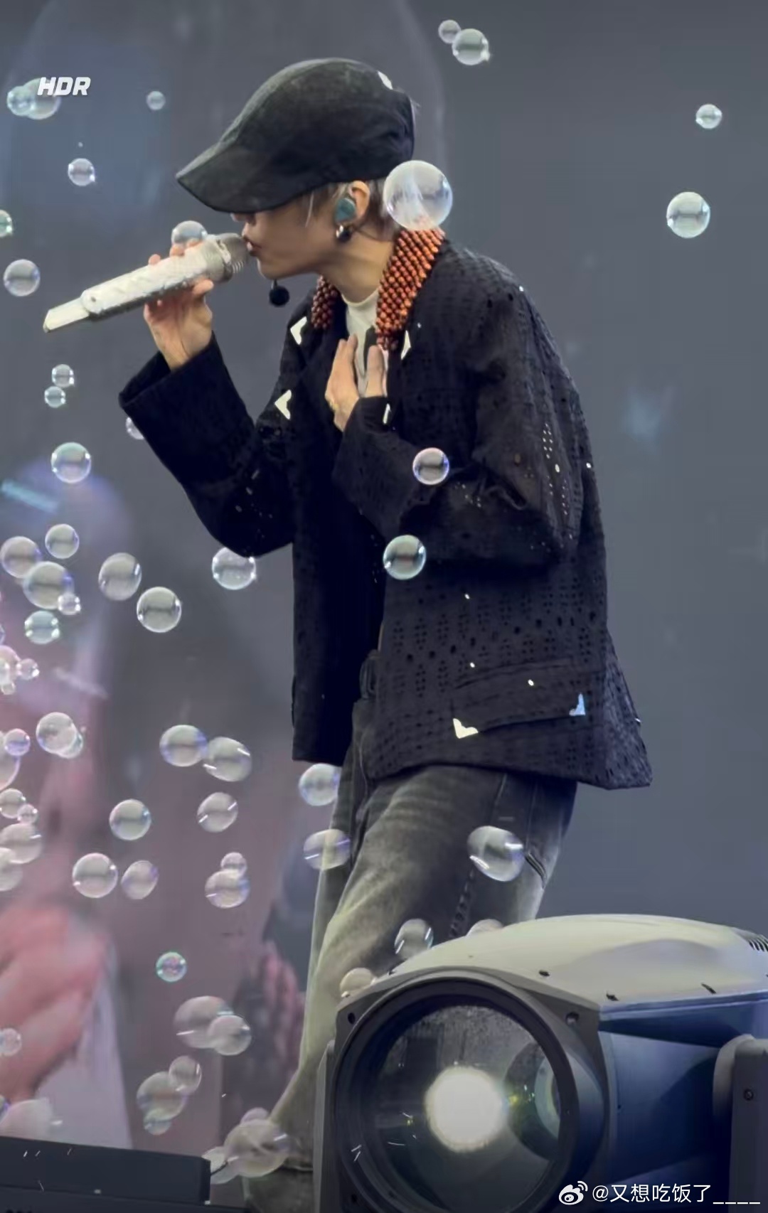 刘雨昕被泡泡亲了一口 是被泡泡偏爱的幸运儿！刘雨昕在大眼音乐节的舞台，每处细节都