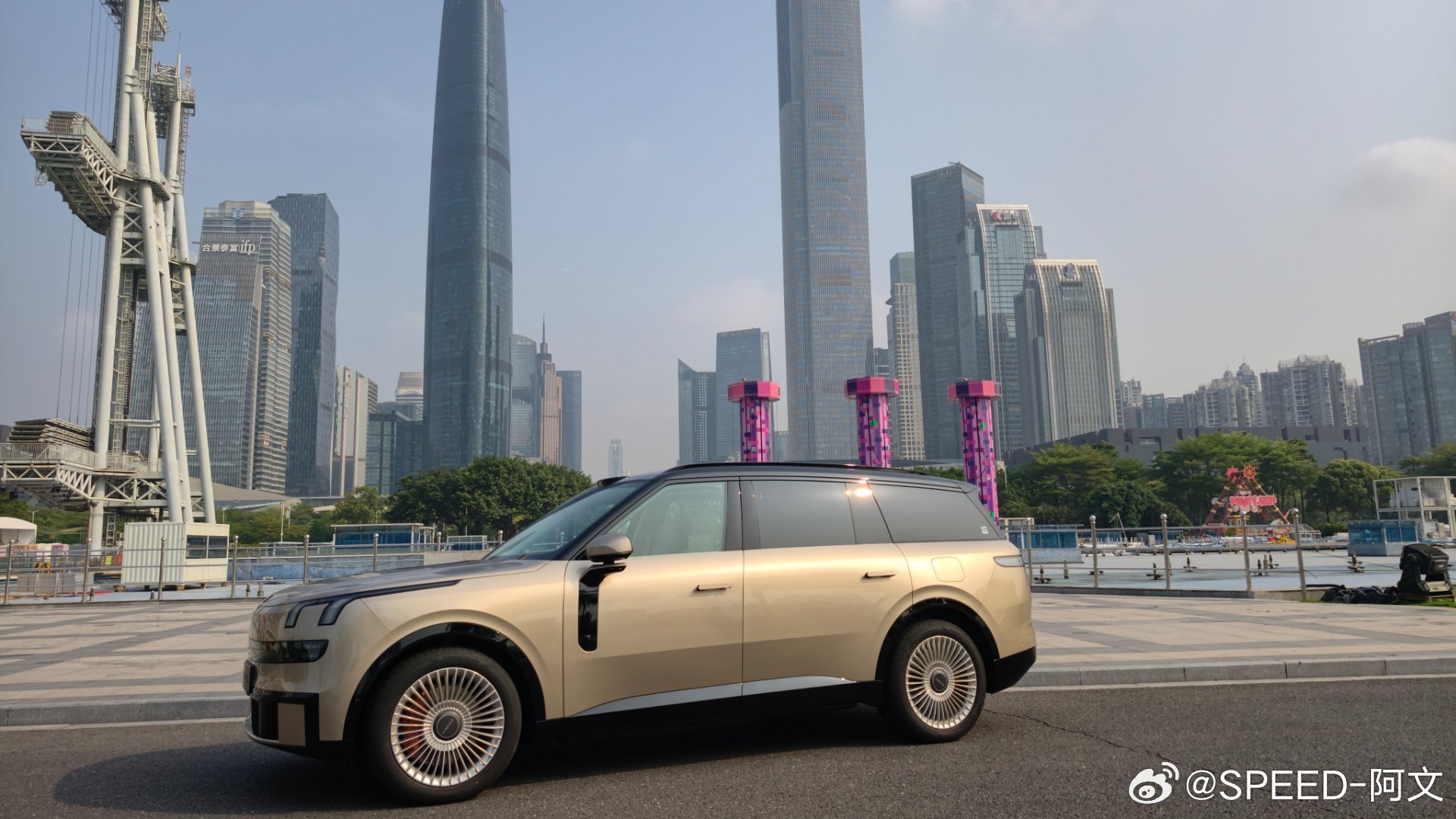 今天选这个背景拍领克900旗舰大五座还可以吧？领克900大五座官宣亮相汽场全开