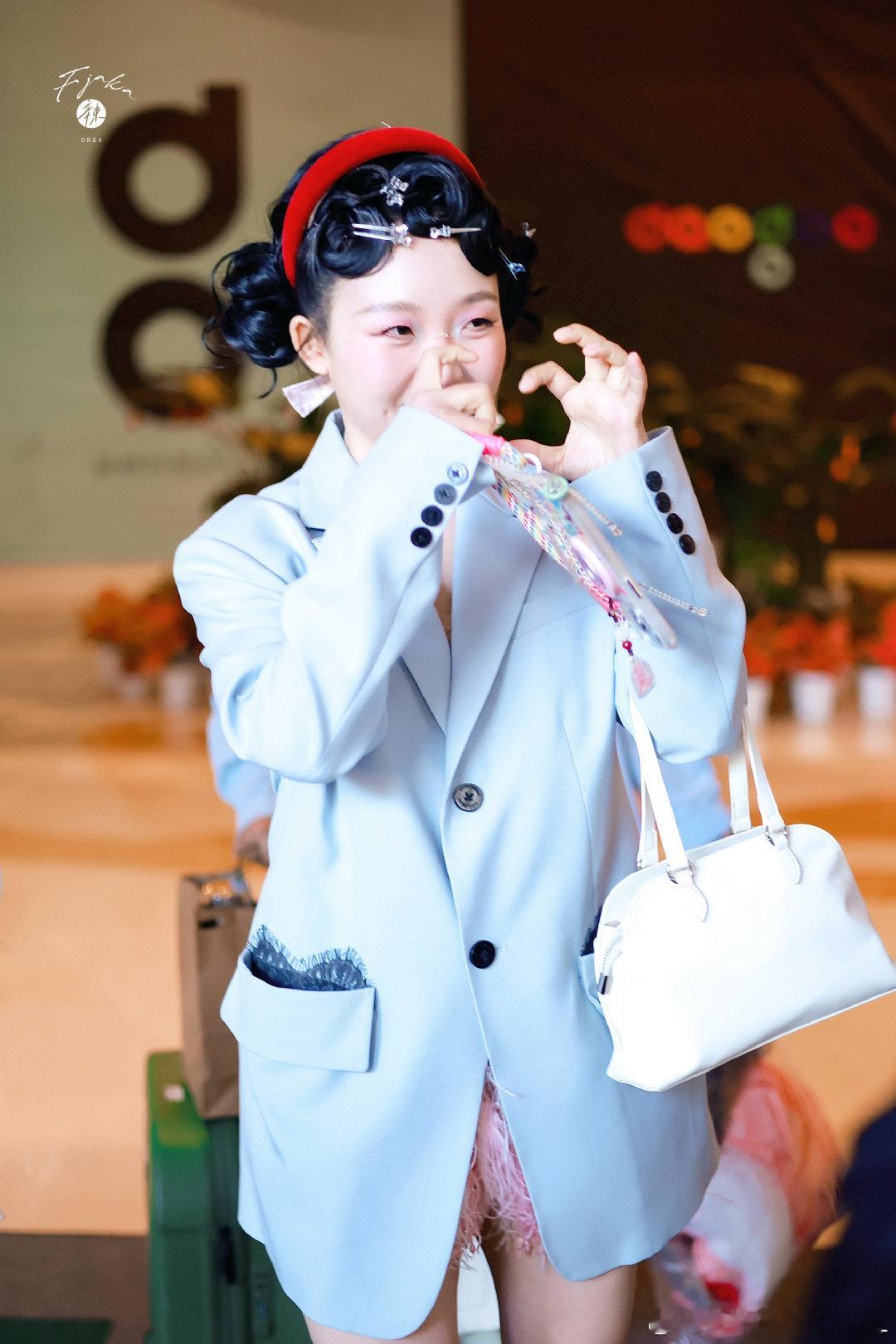 李嘉琦浪姐出发差点上错车 姐姐怎么会这么搞笑哈哈哈 一见到车就想上 不要太可爱了